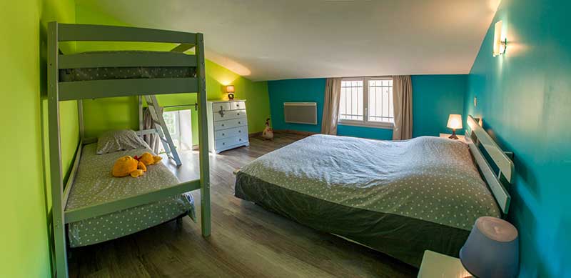 chambre flashy avec lit en 140 cm et 2 en 90 cm